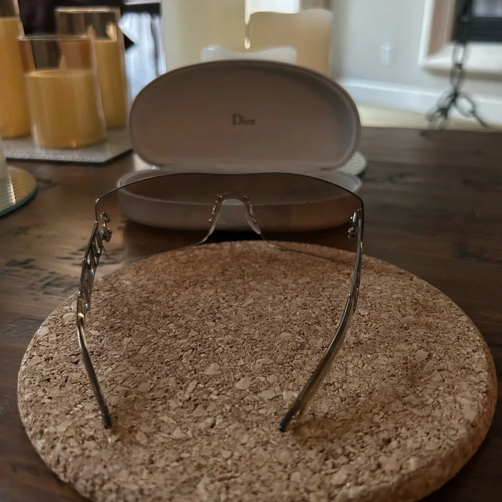 Dior women’s “Diorlywood” sunglasses. - Picture 3 of 5